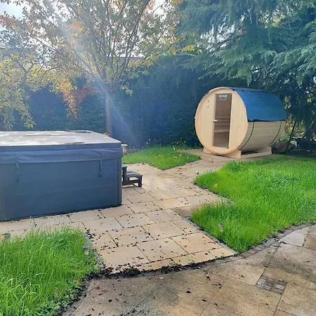 Grosse Mit Whirlpool Und Garten