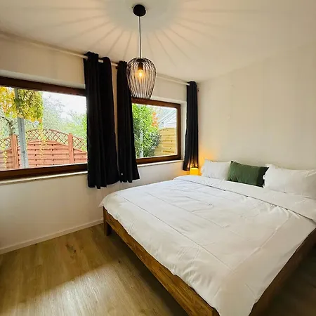 Grosse Mit Whirlpool Und Garten